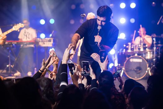 אליעד בהופעה עושה לב עם מישהי בקהל